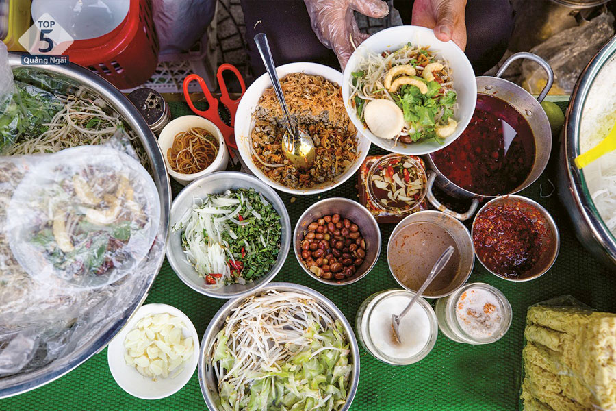 Đến Huế nhất định phải thưởng thức qua cơm hến đặc sản của nơi đây