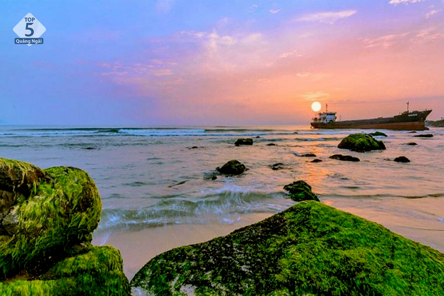 Background hoàn hảo cho những bức hình “triệu view” tại biển Hàm Rồng Background hoàn hảo cho những bức hình “triệu view” tại biển Hàm Rồng