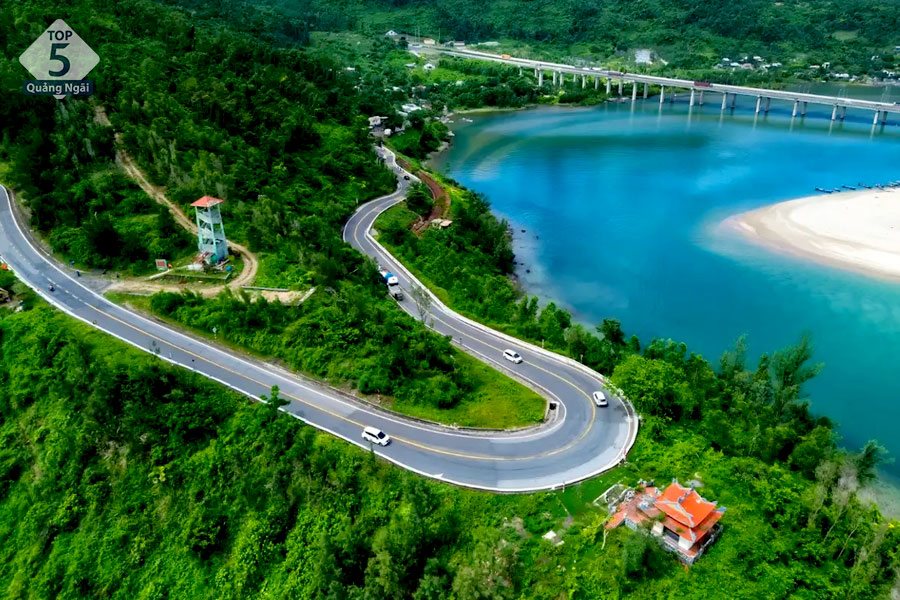 Bạn có thể di chuyển đến biển Lăng Cô bằng phương tiện cá nhân Bạn có thể di chuyển đến biển Lăng Cô bằng phương tiện cá nhân