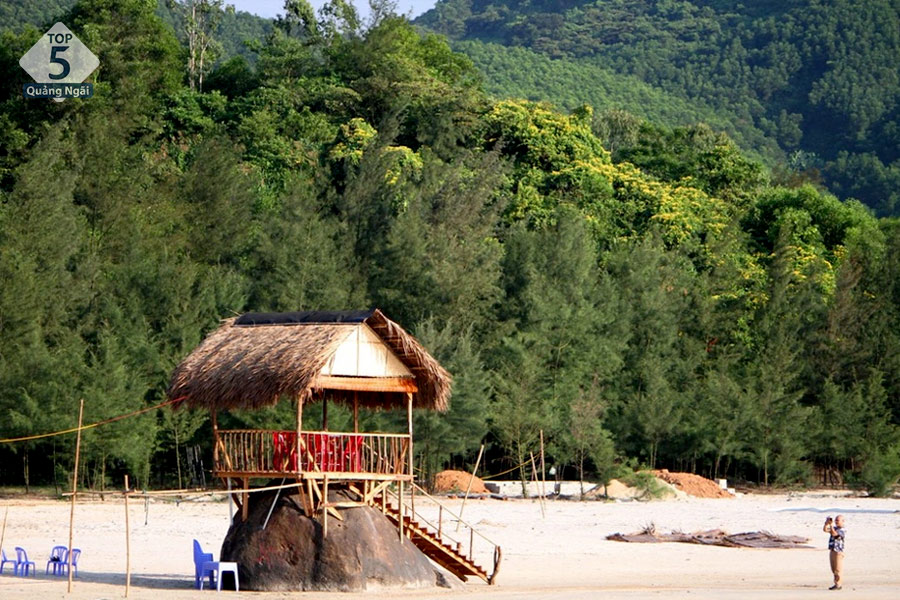 Những chòi tre mộc mạc không chỉ là nơi cho du khách dừng chân nghỉ ngơi còn tô thêm vẻ đẹp mộc mạc cho bãi tắm Lộc Bình