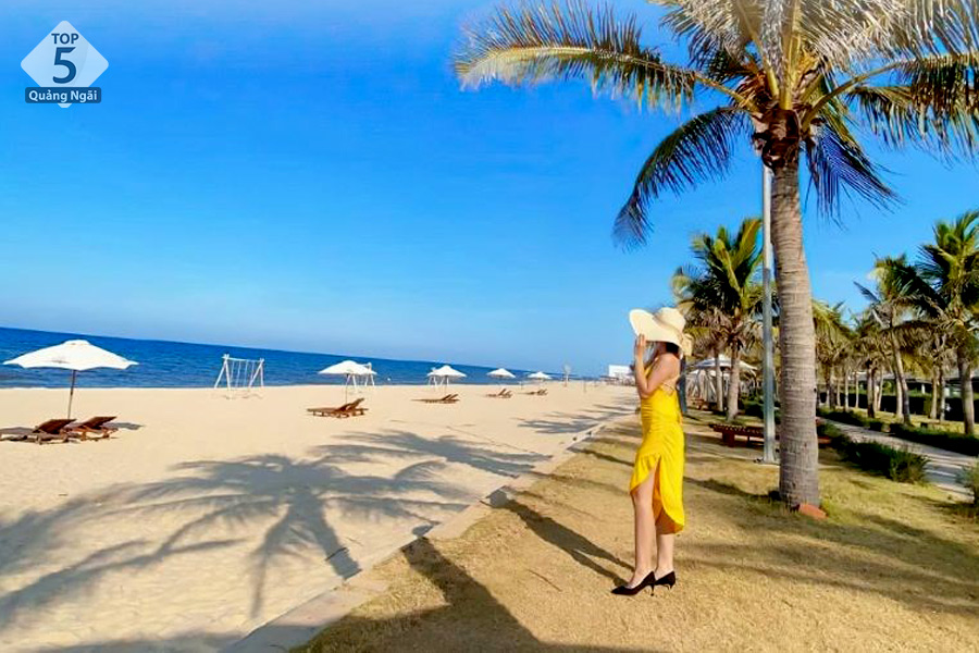 Biển Quang Phú sở hữu bãi cát trắng dài dọc bờ biển rất thích hợp để tản bộ