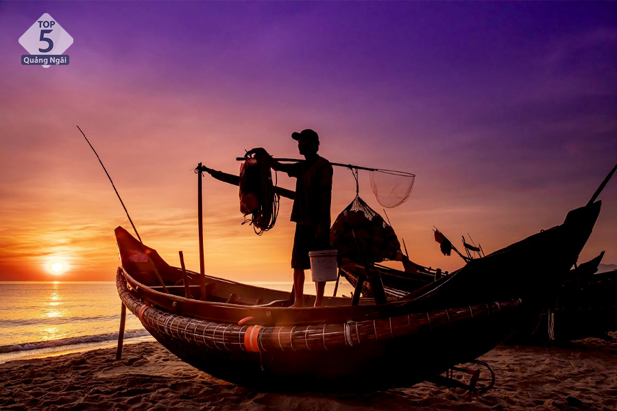 Thử dậy sớm và hòa mình vào nhịp sống của ngư dân nơi làng chài Vinh Thanh rất thú vị