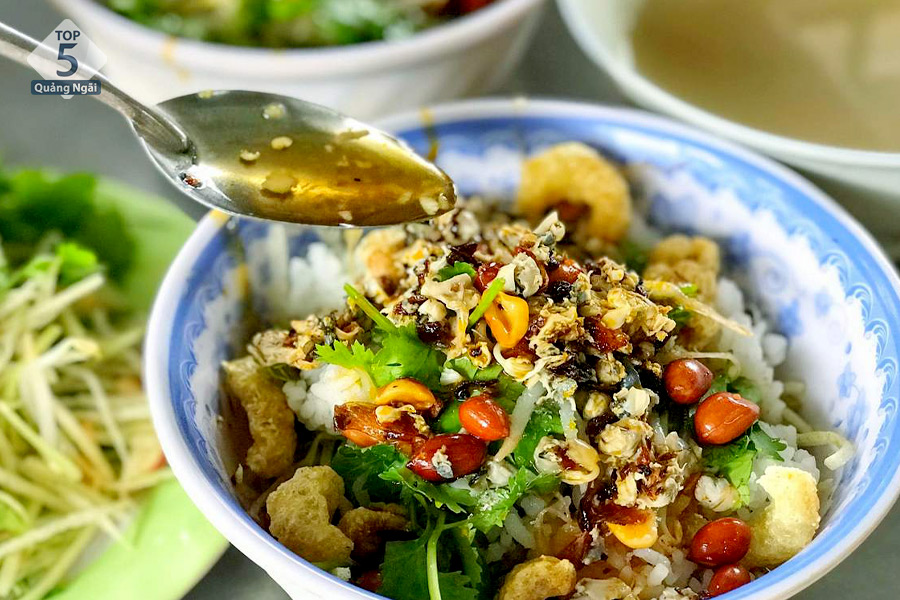 Cơm hến - món ăn đặc sản làm say lòng biết bao du khách khi đến Huế