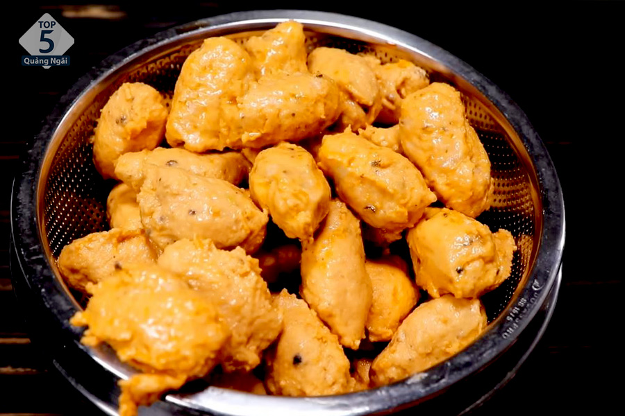 Chả cua Huế mang một hương vị đặc trưng mà khó có nơi nào sánh bằng