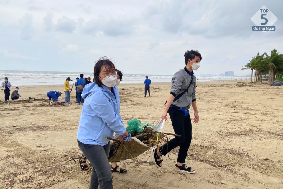 Ý thức gom rác bảo vệ vẻ đẹp xanh sạch của bãi biển Làng Vân Ý thức gom rác bảo vệ vẻ đẹp xanh sạch của bãi biển Làng Vân
