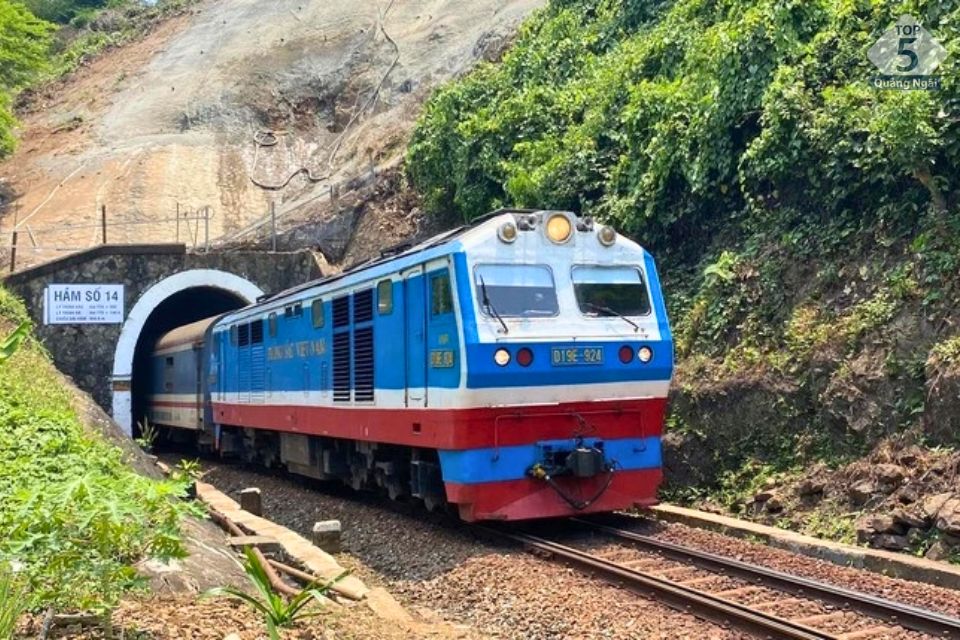 Đường tàu hỏa dẫn đến Làng Vân Đường tàu hỏa dẫn đến Làng Vân